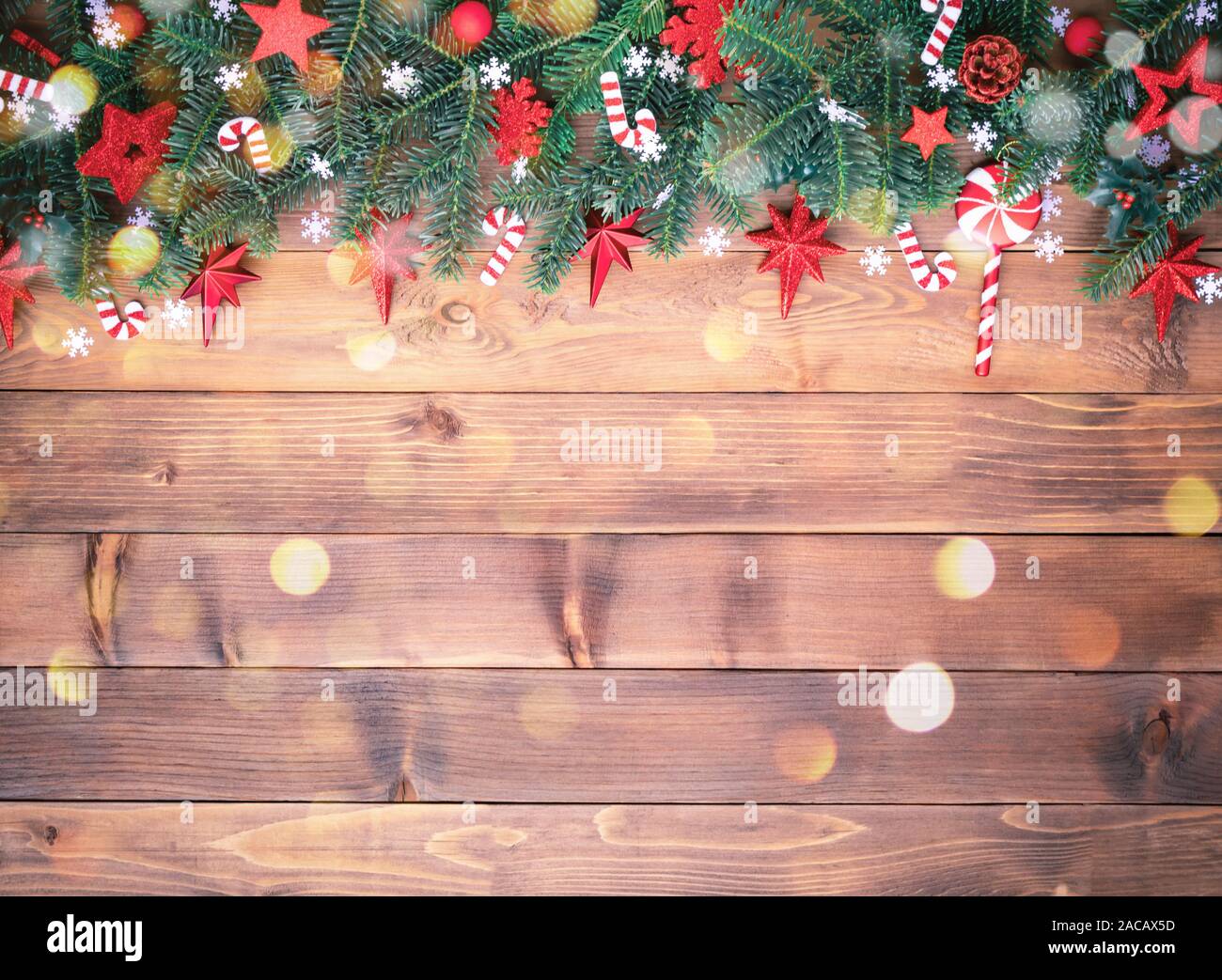 Fond de Noël avec des branches de sapin et de décorations Banque D'Images Fond de Noël avec des branches de sapin et de décorations Banque D'Images