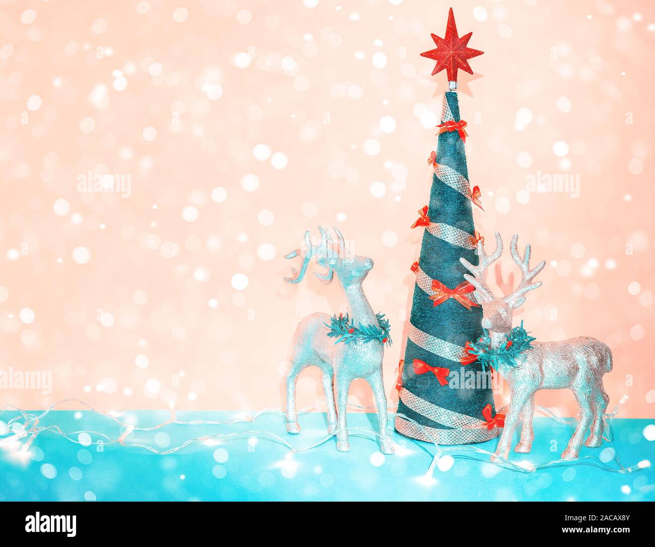 Fond d'hiver avec des daims, arbre de Noël et de l'effet bokeh. Joyeux Noël et Bonne Année ! Banque D'Images Fond d'hiver avec des daims, arbre de Noël et de l'effet bokeh. Joyeux Noël et Bonne Année ! Banque D'Images