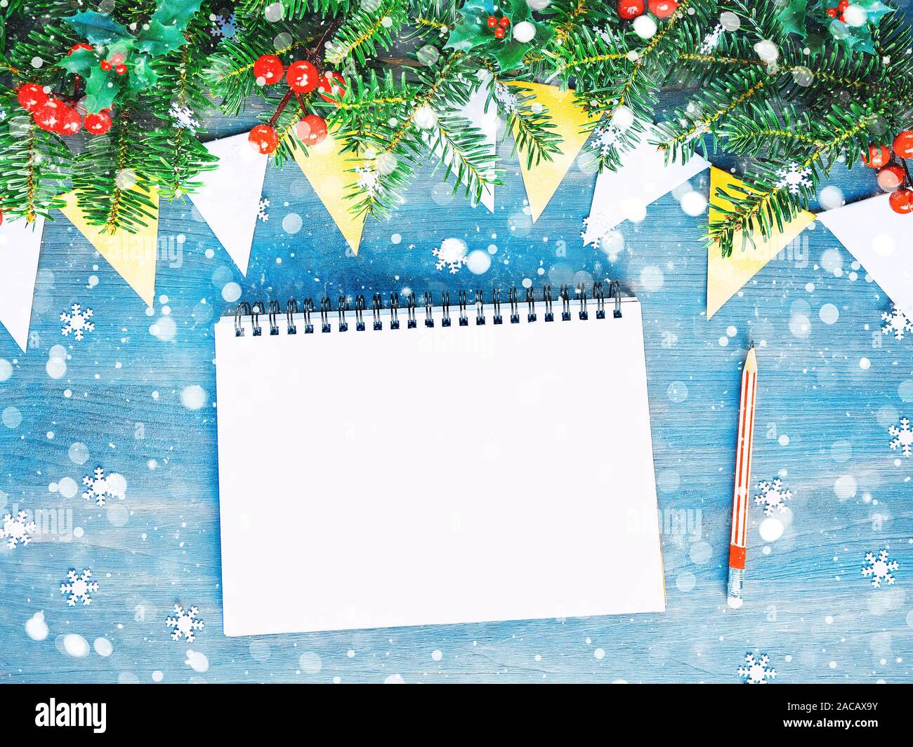 Vue de dessus du fond de Noël avec Vide Ouvrez le bloc-notes, crayon et décorations de Noël Banque D'Images Vue de dessus du fond de Noël avec Vide Ouvrez le bloc-notes, crayon et décorations de Noël Banque D'Images