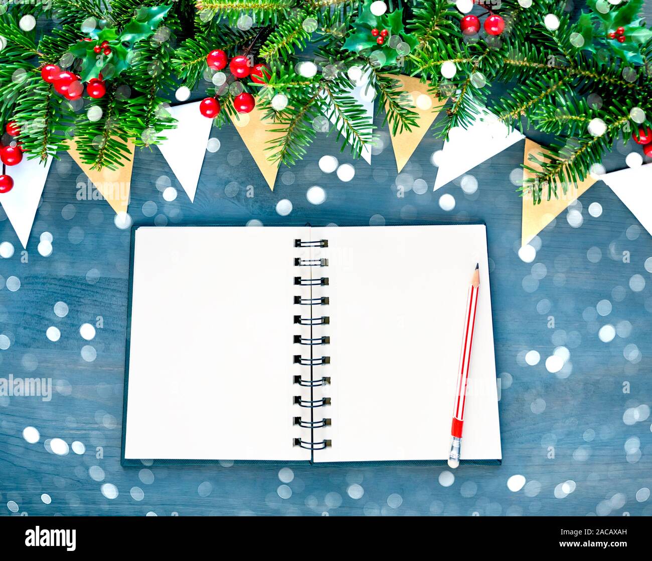 Vue de dessus du fond de Noël avec Vide Ouvrez le bloc-notes, un crayon, des décorations de Noël et bokeh Banque D'Images Vue de dessus du fond de Noël avec Vide Ouvrez le bloc-notes, un crayon, des décorations de Noël et bokeh Banque D'Images