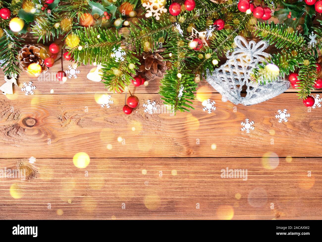 Fond de Noël avec des branches de sapin, des cônes, des flocons et décorations Banque D'Images Fond de Noël avec des branches de sapin, des cônes, des flocons et décorations Banque D'Images