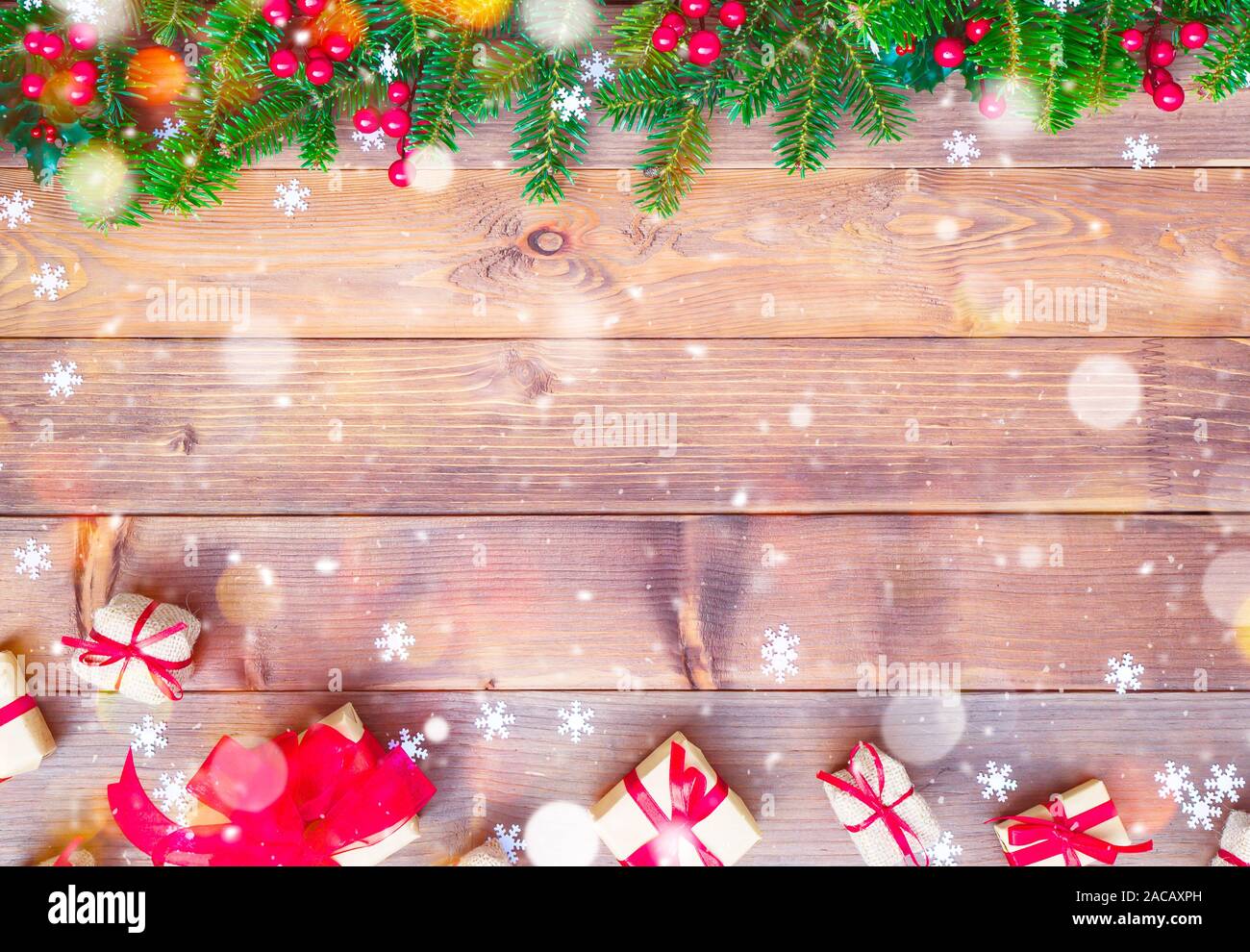 Fond de Noël avec des décorations et des coffrets cadeaux sur bois Banque D'Images Fond de Noël avec des décorations et des coffrets cadeaux sur bois Banque D'Images