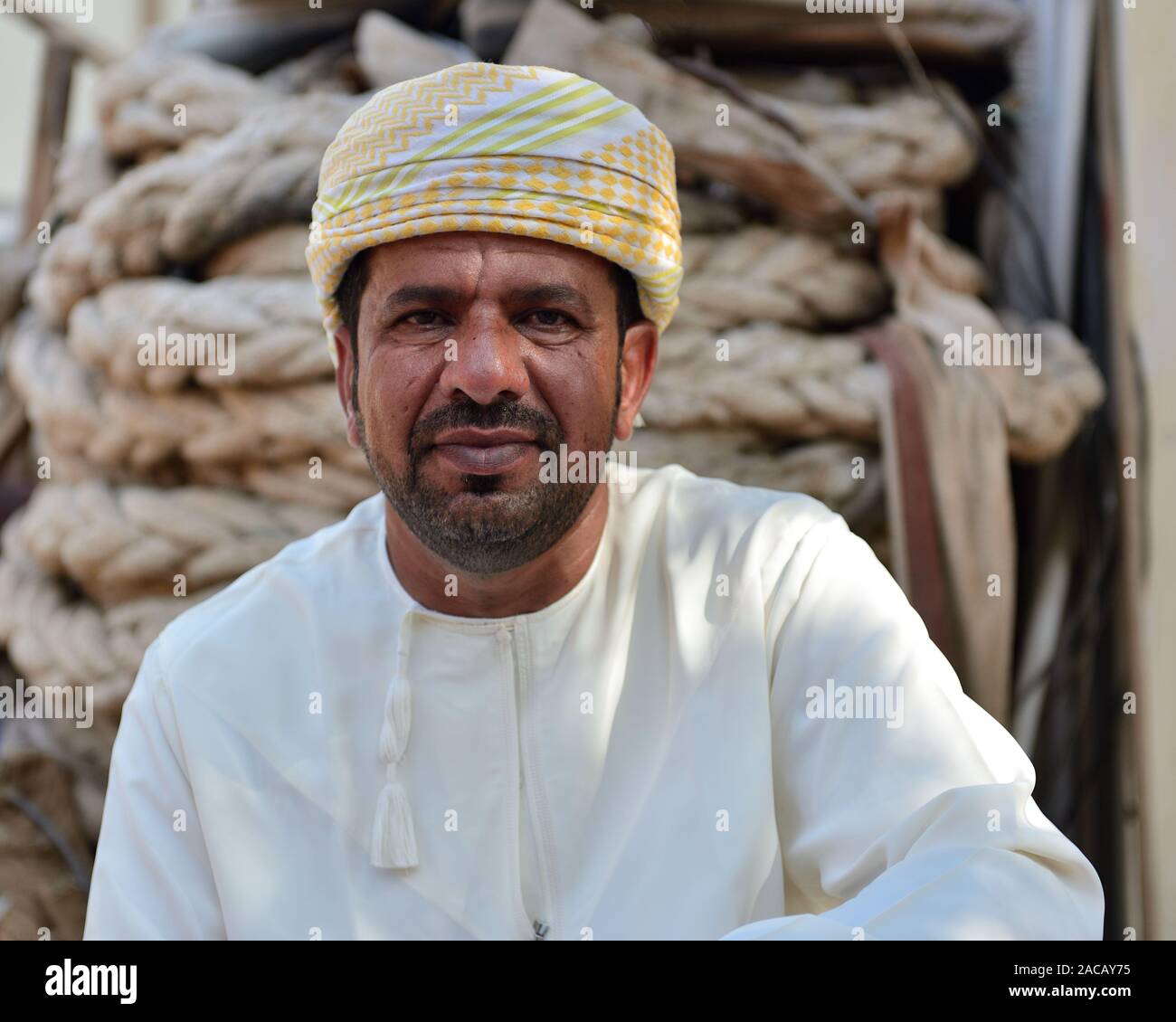 Sur, Oman, novembre 19rd, 2018 : l'homme fait dans l'omanais shipyard construction de nouveaux bateaux en bois traditionnels - dau, dans l'arrière-plan de voile épais r Banque D'Images