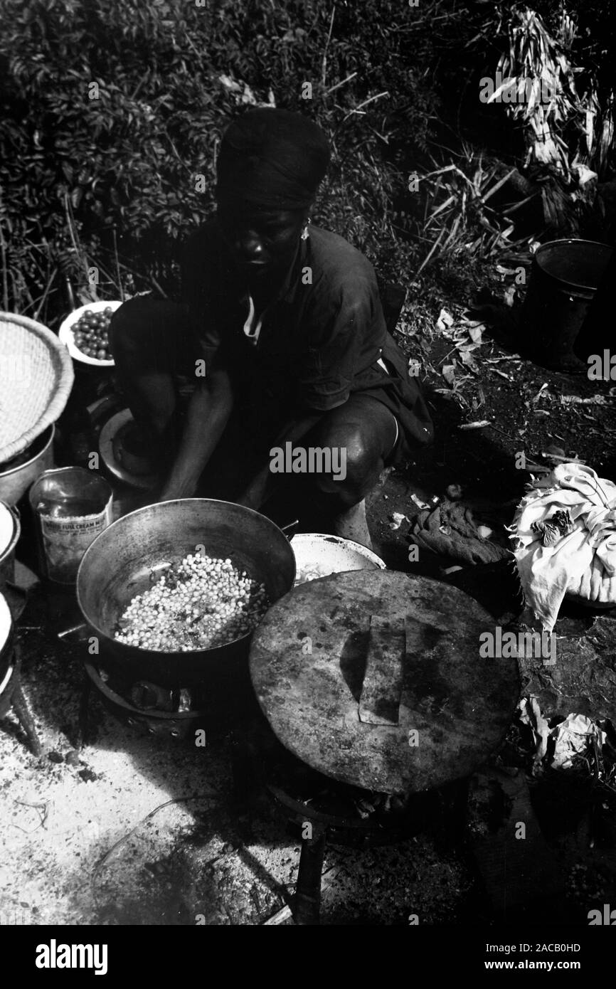 Zubereitun von Reis mit auf Holzfeuer Bohnen, 1967. Préparer le riz et les haricots sur feu de bois, 1967. Banque D'Images