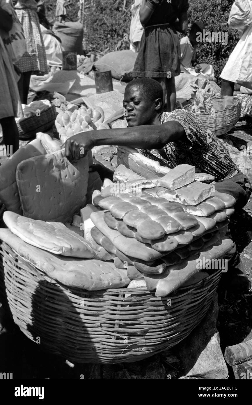 Bäcker beim Brotverkauf nur in kleinen Würfeln, 1967. Baker Vente de pain en petits carrés seulement, 1967. Banque D'Images