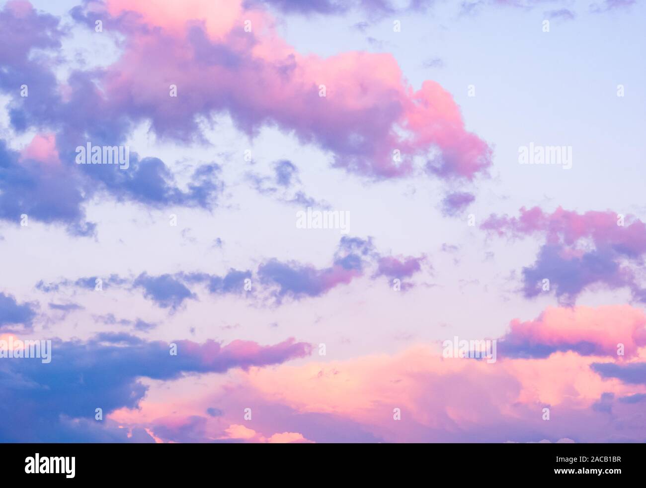 Ciel coloré avec des nuages au coucher du soleil Banque D'Images