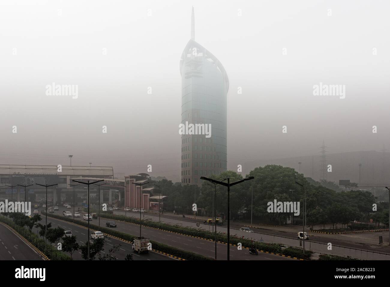 Fdl Gateway Tower obscurci par la pollution du smog à Gurgaon, Haryana, près de Delhi, Inde Banque D'Images