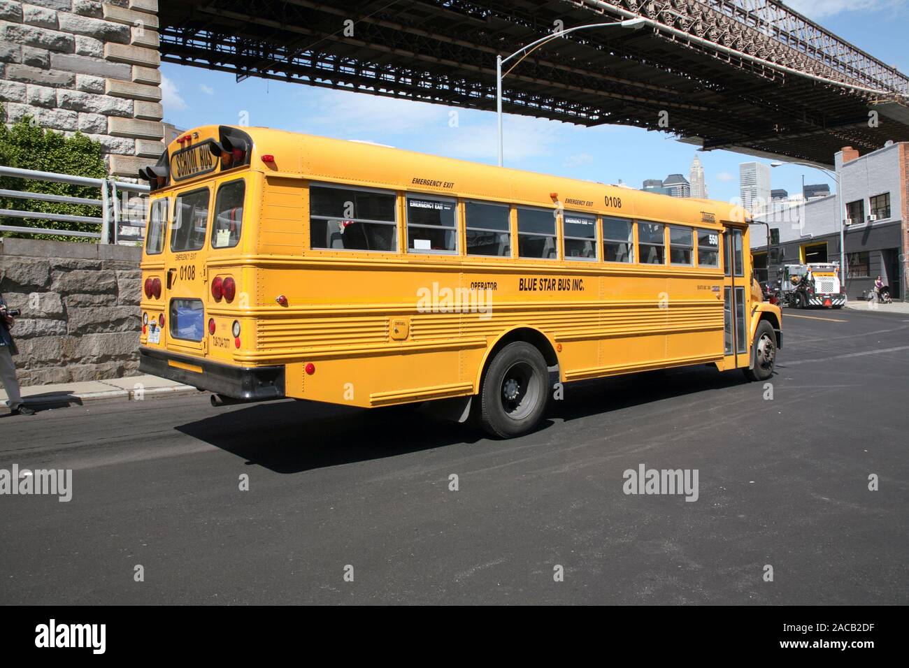School bus dans la circulation de la ville de New York Banque D'Images