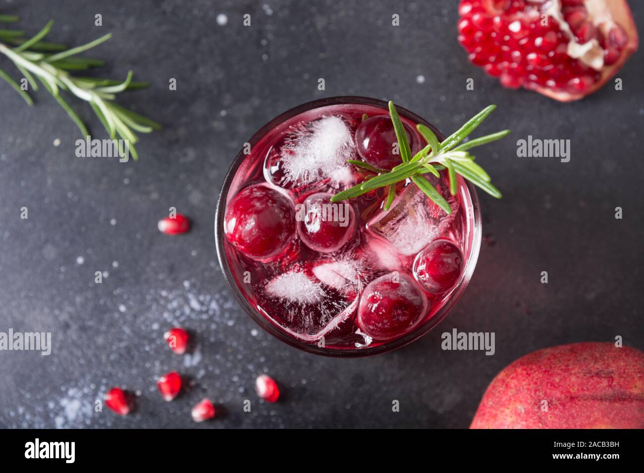 Maison de vacances Romarin Grenade cocktail de Noël avec champagne, canneberge, club soda le tableau noir. Close up. Vue de dessus. Banque D'Images