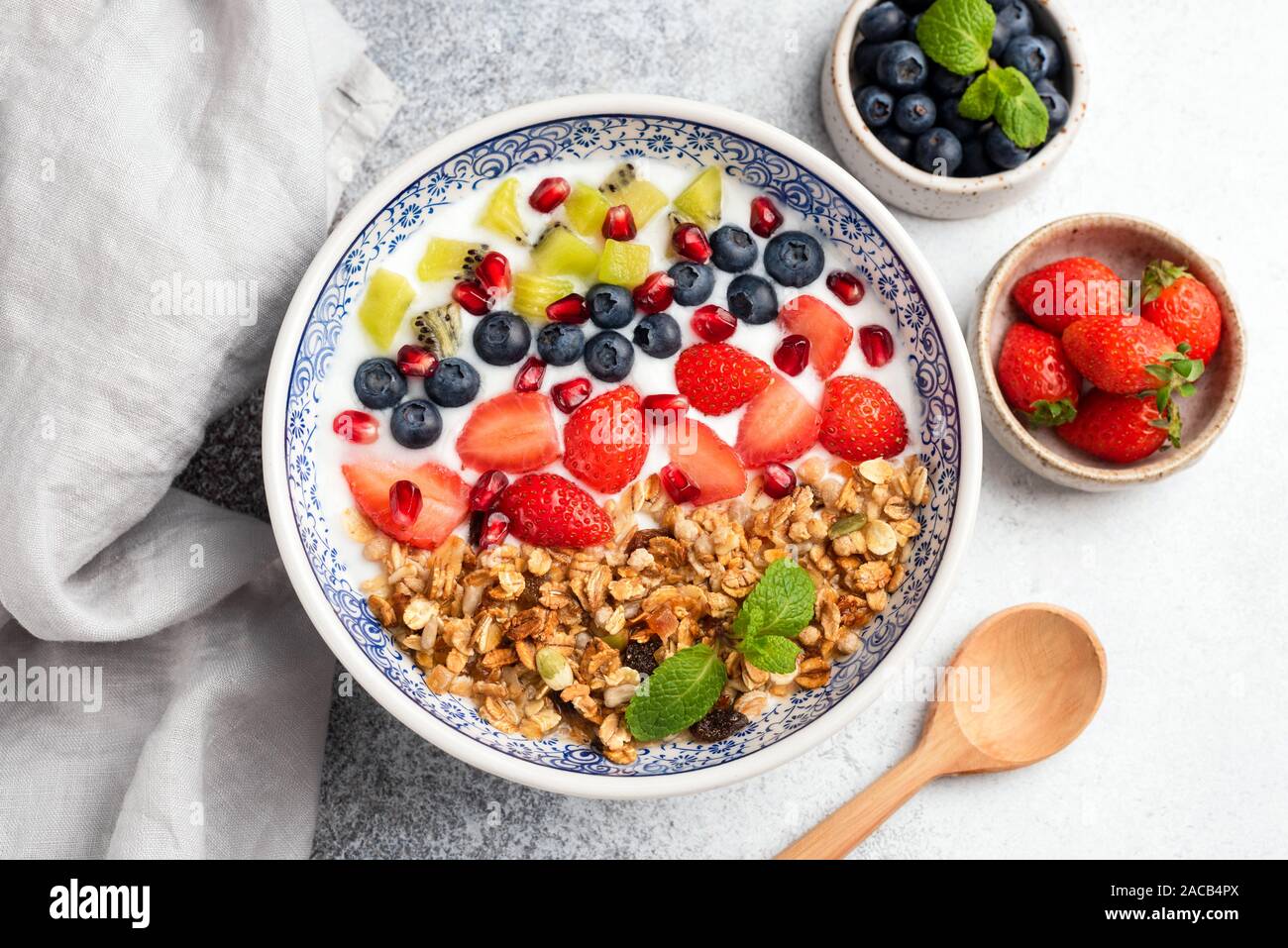 Petit-déjeuner sain bol de muesli avec des fruits et des baies. Vue d'en haut. Concept propre alimentaires, les régimes Banque D'Images