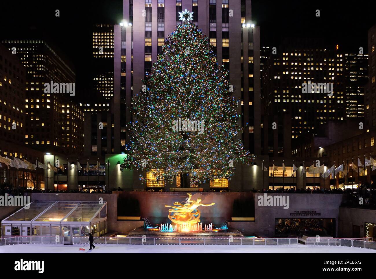NEW YORK, USA - 19 décembre 2016 : Rockefeller Christmas Tree - l'épinette de Norvège. Décorations du Nouvel An. Banque D'Images