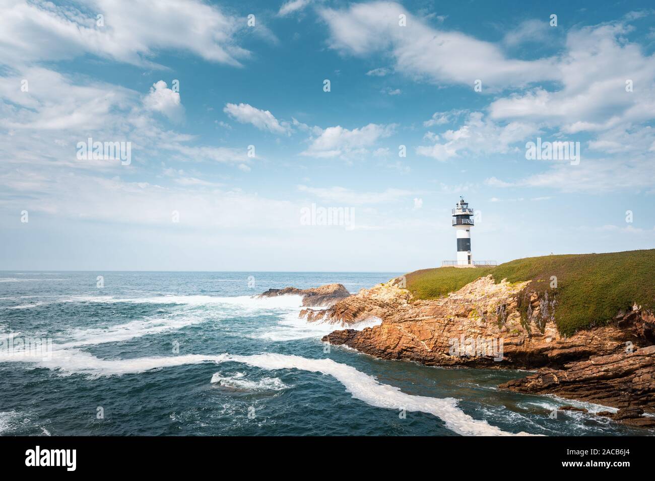 Seul le phare sur les côtes de Galice, en Espagne. Île de Pancha près de Ribadeo Banque D'Images