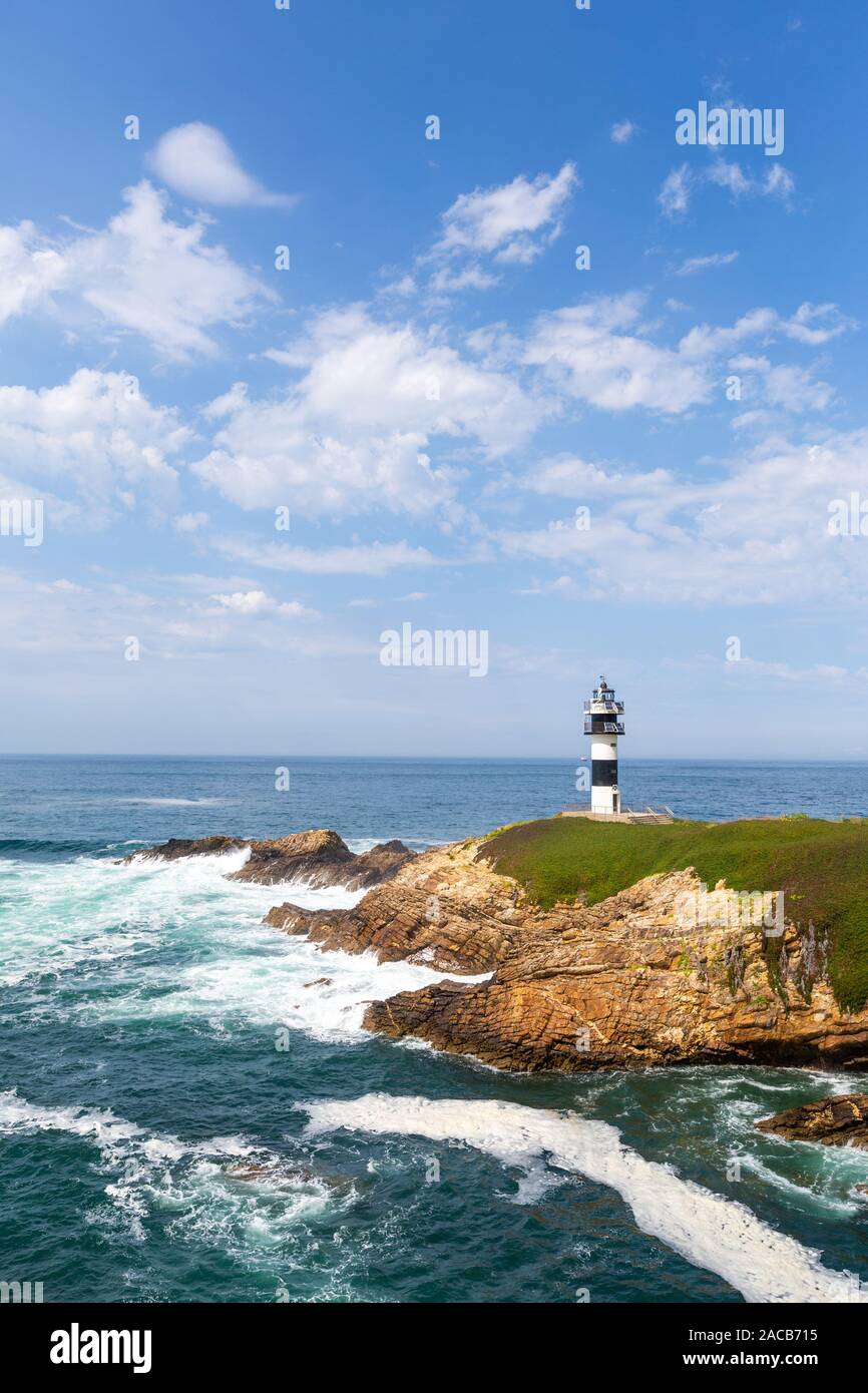 Seul le phare sur les côtes de Galice, en Espagne. Île de Pancha près de Ribadeo Banque D'Images