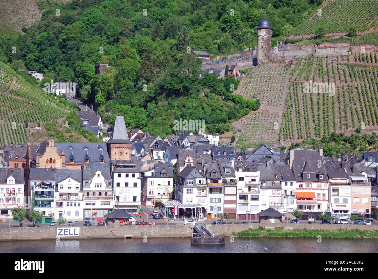 Le romantique village viticole de Zell an der Mosel, Rhénanie-Palatinat, Allemagne, Europe Banque D'Images