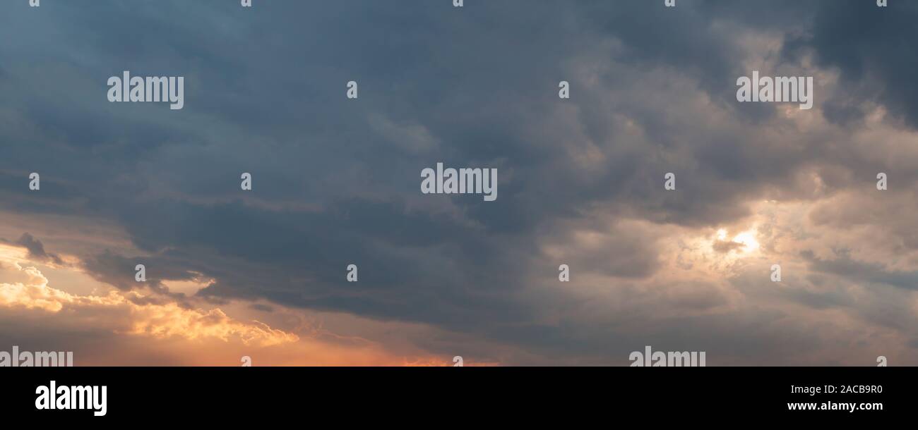 Ciel sombre au coucher du soleil, le fond photo Banque D'Images