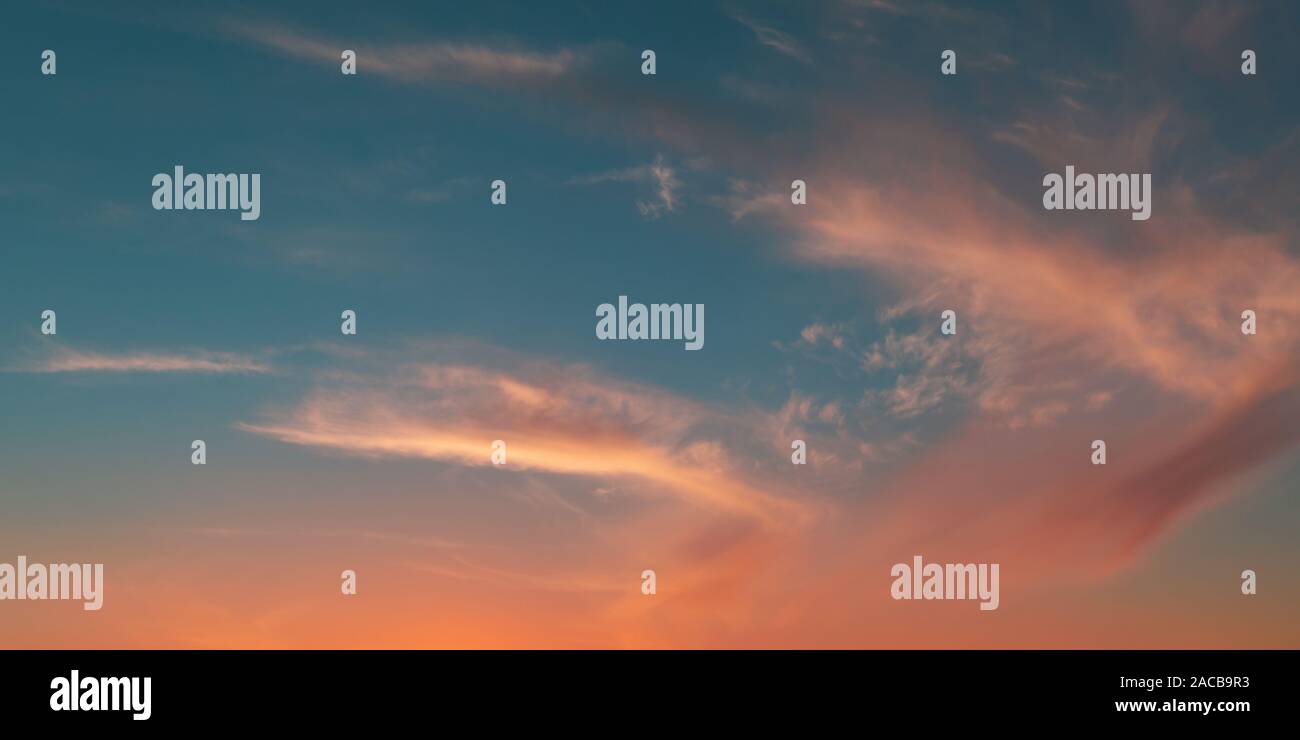Ciel tropical coloré avec des nuages roses au coucher du soleil, le fond photo Banque D'Images
