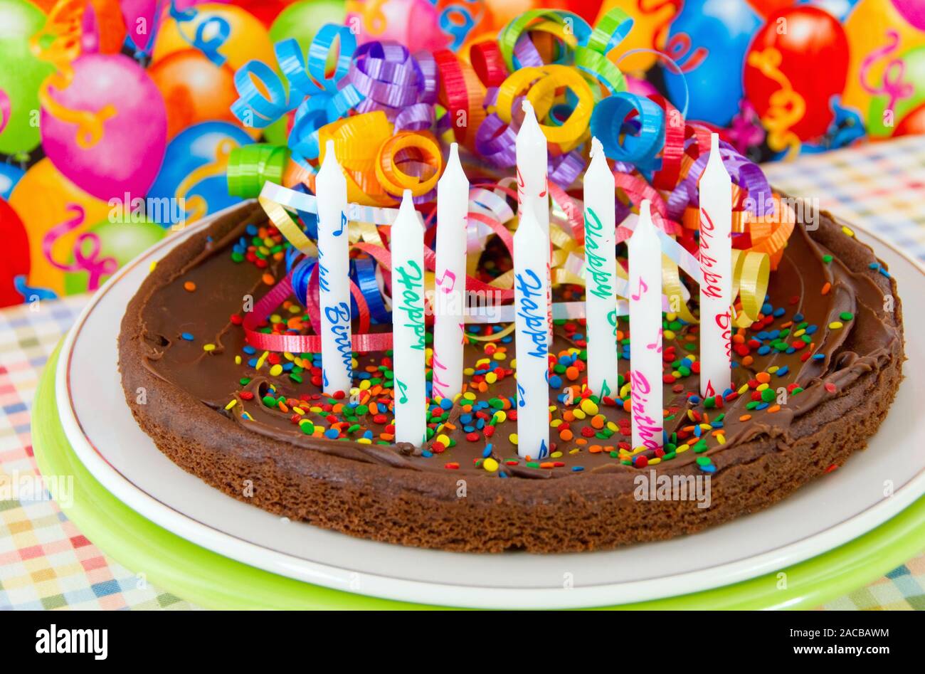 Brownie Au Chocolat Anniversaire Gateau Avec Huit Bougies Non Eclaire Par Les Mots Joyeux Anniversaire Imprime Sur Les Bougies Photo Stock Alamy Brownie Au Chocolat Anniversaire Gateau Avec Huit Bougies Non Eclaire Par Les Mots Joyeux Anniversaire Imprime Sur Les Bougies Photo Stock Alamy