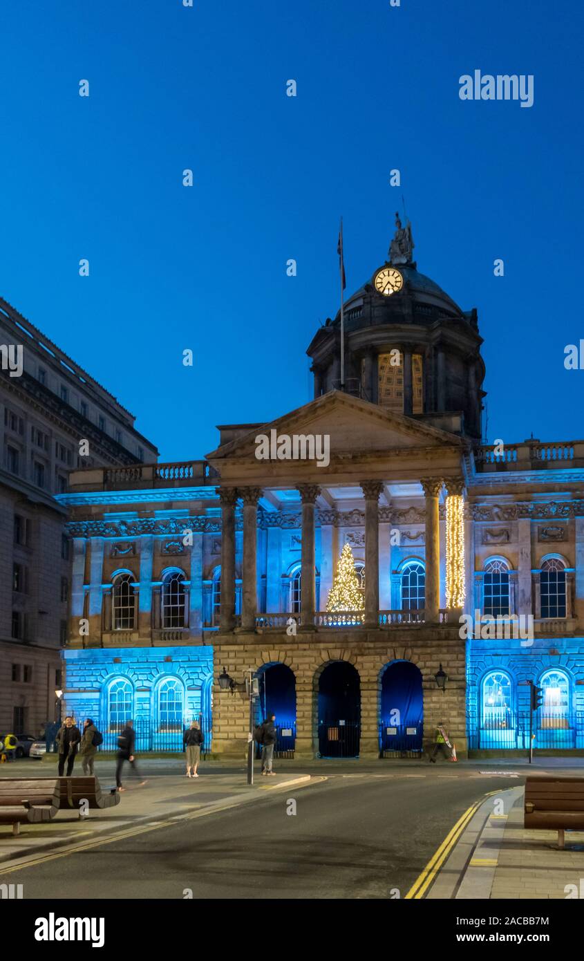 L'Hôtel de ville de Liverpool avec arbre de Noël Banque D'Images