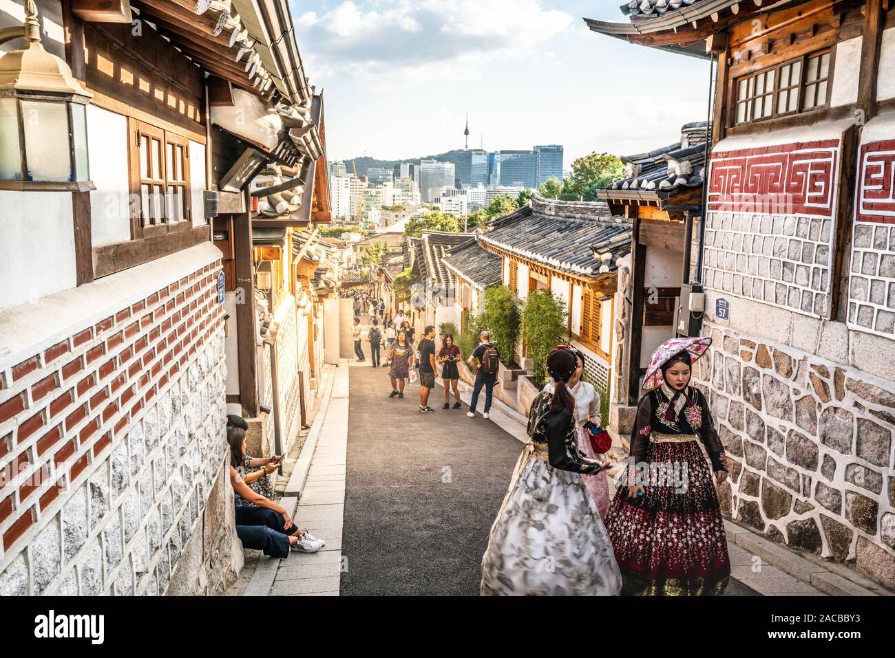 Séoul Corée , 23 septembre 2019 : le village de Bukchon Hanok alley voir avec les touristes asiatiques en vinaigrette et traditionnel Hanbok lumière dramatique à Séoul Sout Banque D'Images