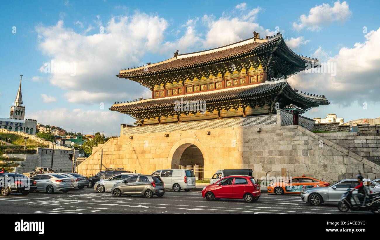 Séoul Corée , 23 septembre 2019 : ou Dongdaemun porte est du mur de la forteresse de Séoul et carré avec des voitures dans la rue au centre de Séoul au Sud Kore Banque D'Images