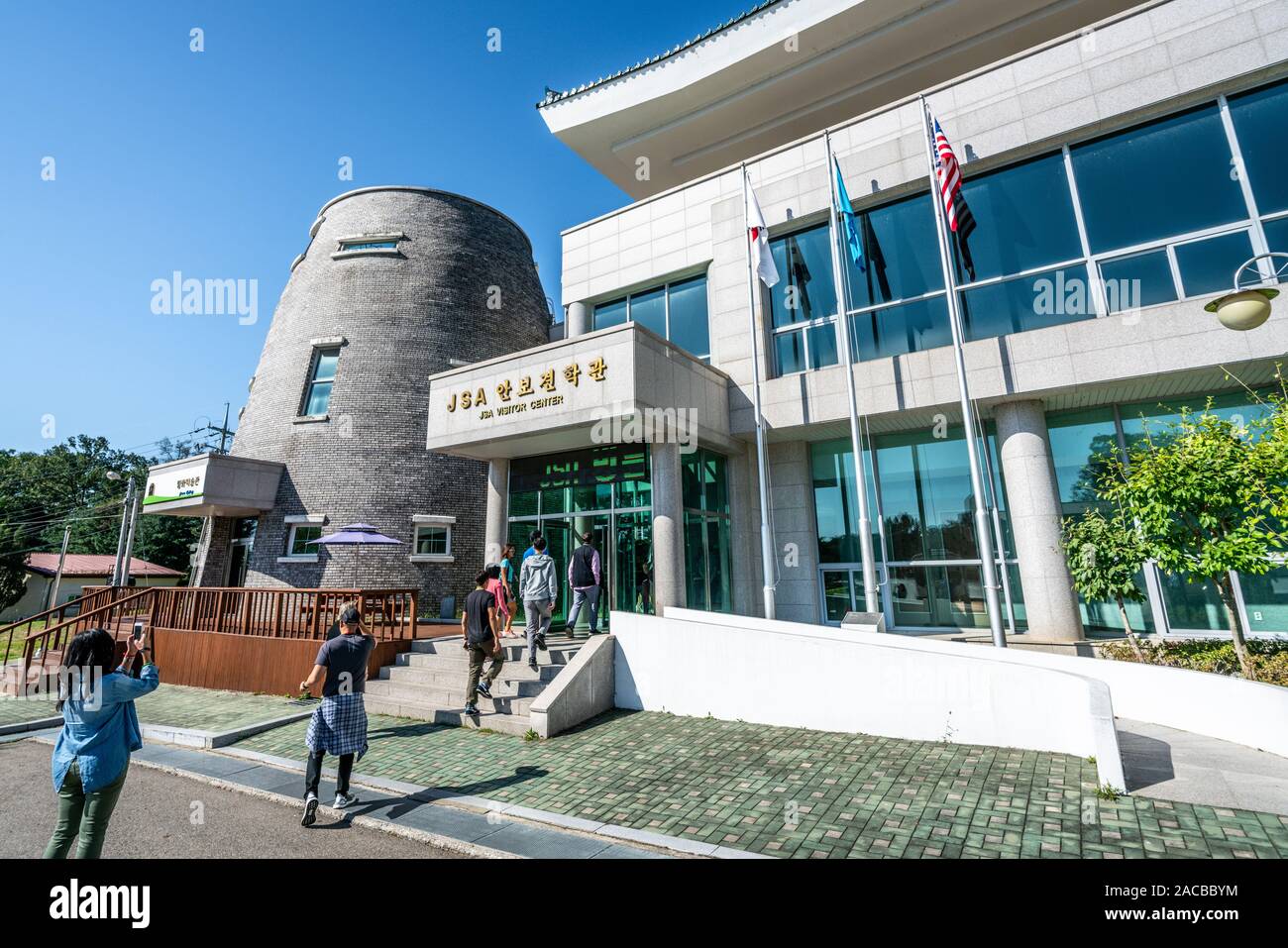 Paju Corée , 24 septembre 2019 : les touristes entrant dans la zone commune ou zone commune de sécurité centre de visiteurs à Camp Bonifas dans la zone démilitarisée en Corée du Sud Banque D'Images