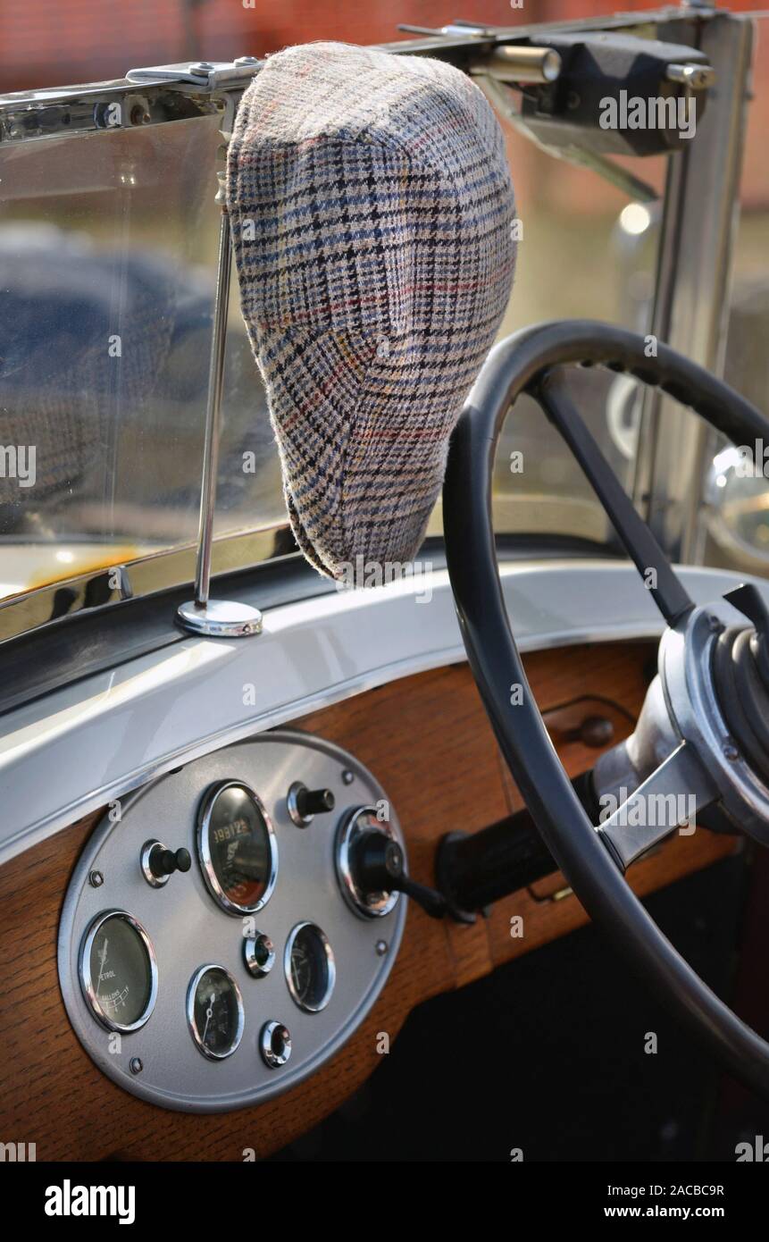 Tweed casquette accroché sur le pare-brise de voiture vintage Banque D'Images