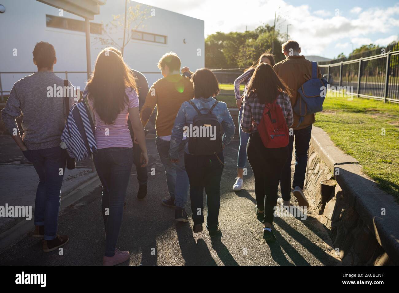 Les adolescents qui traînaient dans leur cour d'école Banque D'Images