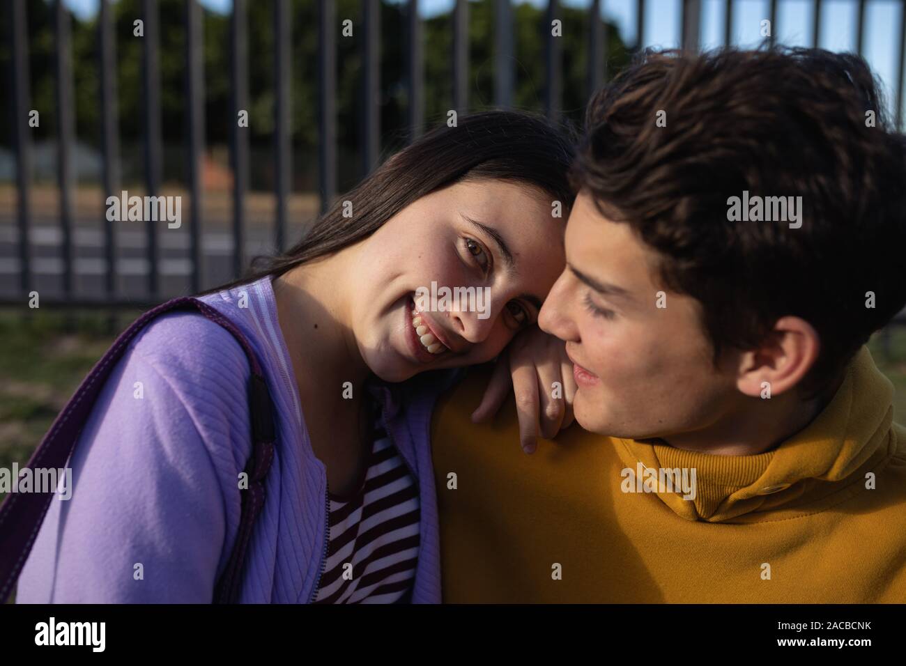 Couple adolescent traîner dans leur cour d'école Banque D'Images