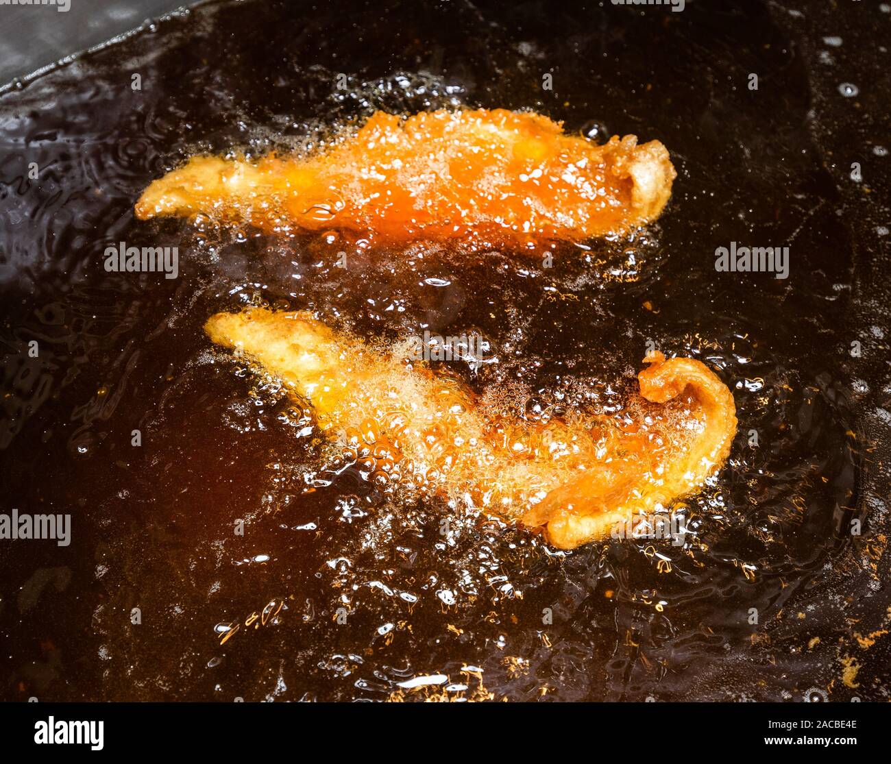 Faites cuire du poisson dans une friteuse à graisse profonde dans une boutique de poissons et de copeaux au Royaume-Uni Banque D'Images