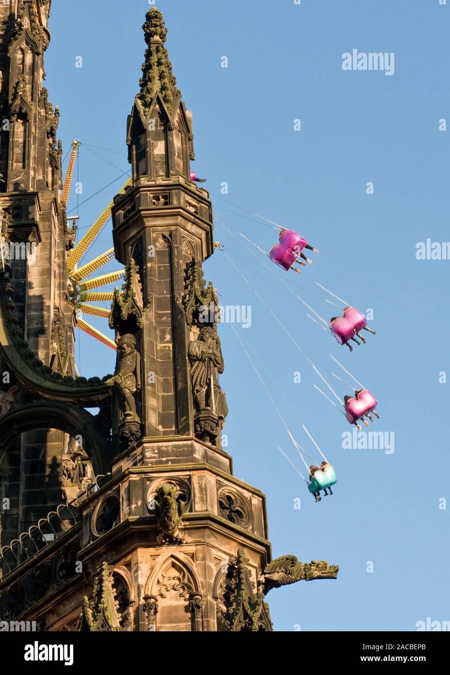 Walter Scott Monument et parc Star Flyer haut ride. Foire de Noël d'Édimbourg et du marché. L'Ecosse Banque D'Images