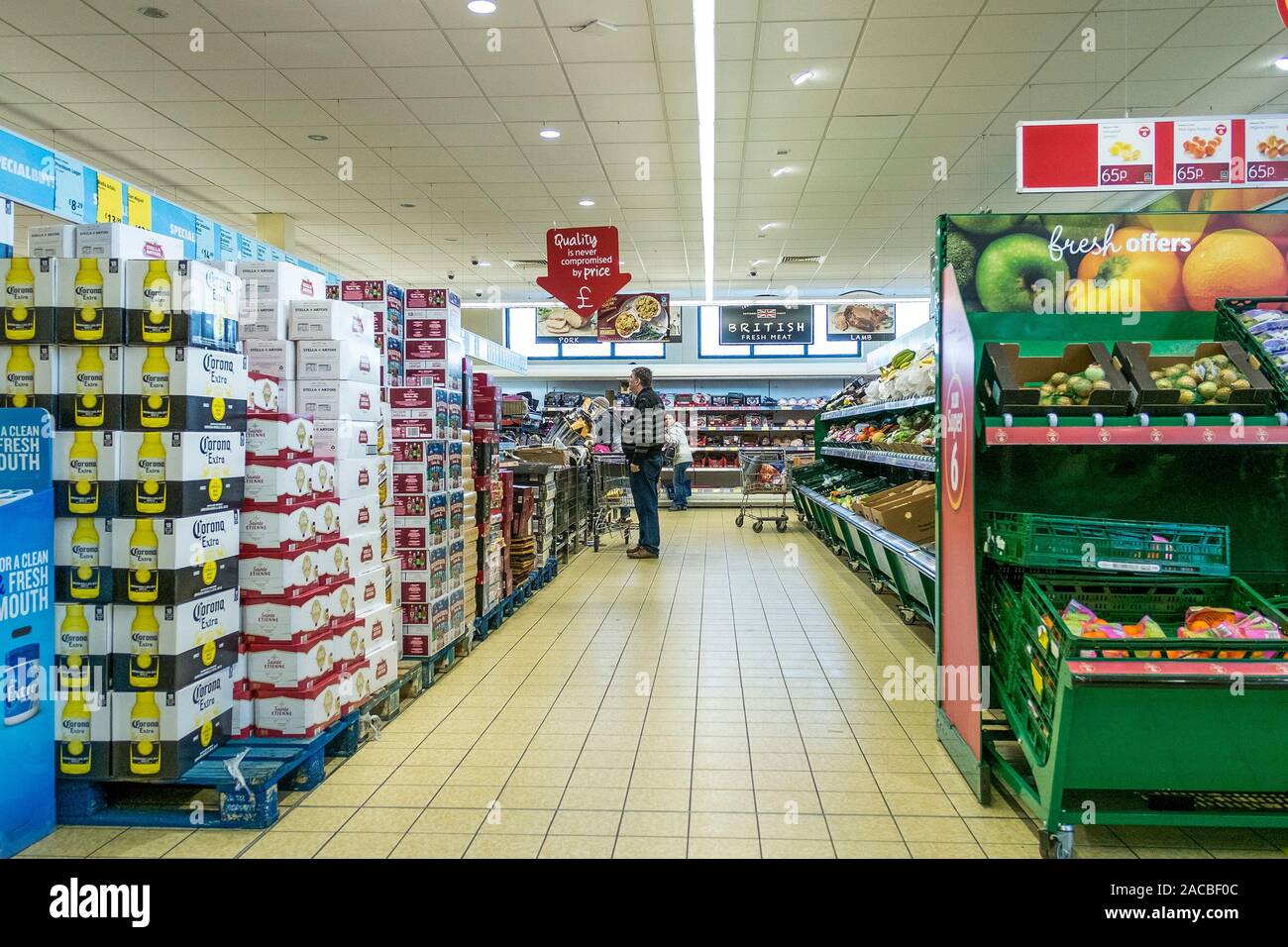 Les clients shopping dans une allée de supermarché Aldi à Newquay en Cornouailles. Banque D'Images