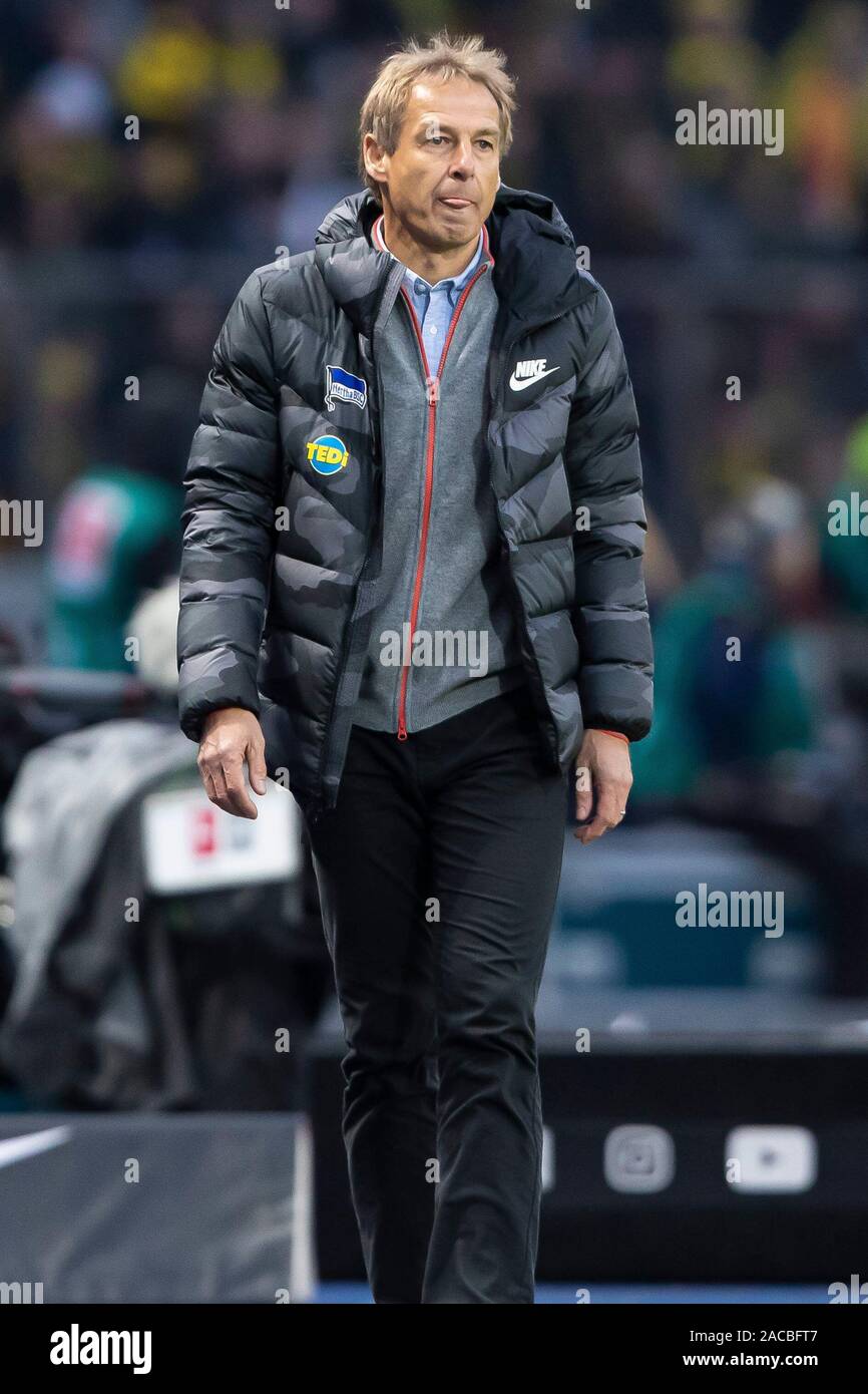 Berlin, Deutschland. 30Th Nov, 2019. firo : 30.11.2019, football, 1.Bundesliga, la saison 2019/2020, Hertha BSC Berlin - Borussia Dortmund coach Jurgen Klinsmann (Hertha Berlin) Insatisfait(e), déçu, découragé, frustratedriert imiter | Conditions de crédit dans le monde entier : dpa/Alamy Live News Banque D'Images