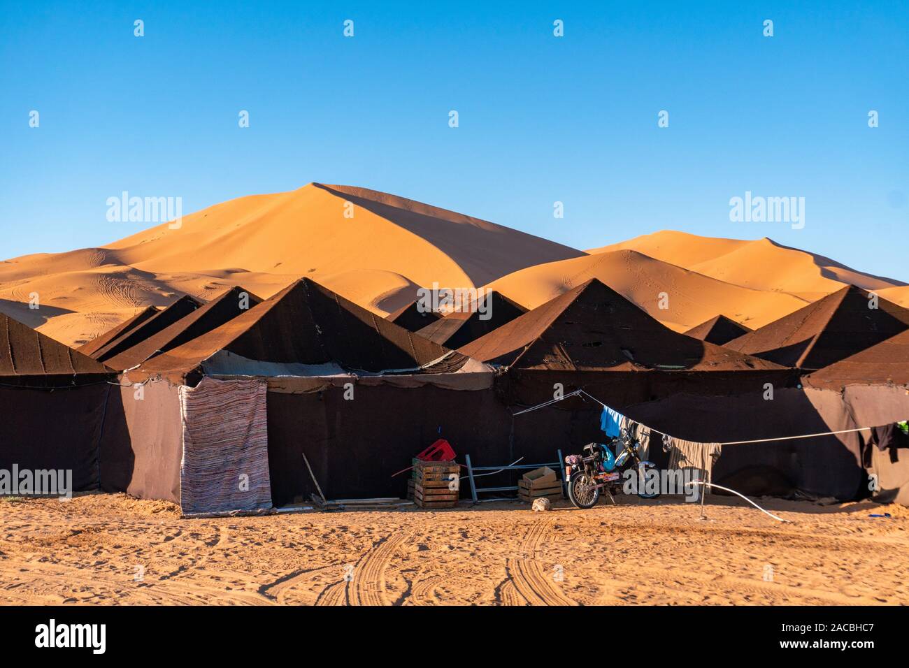 Camp de tentes de luxe brown dans Sahara Merzouga, Maroc sur une journée  ensoleillée avec des dunes de sable sur l'arrière-plan Photo Stock - Alamy