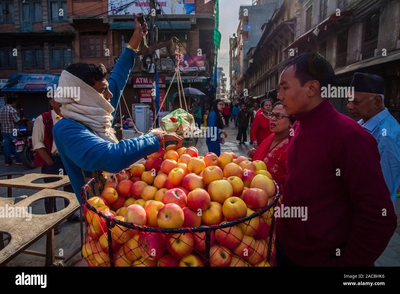 Vendeur de rue vendre des pommes au marché local Banque D'Images