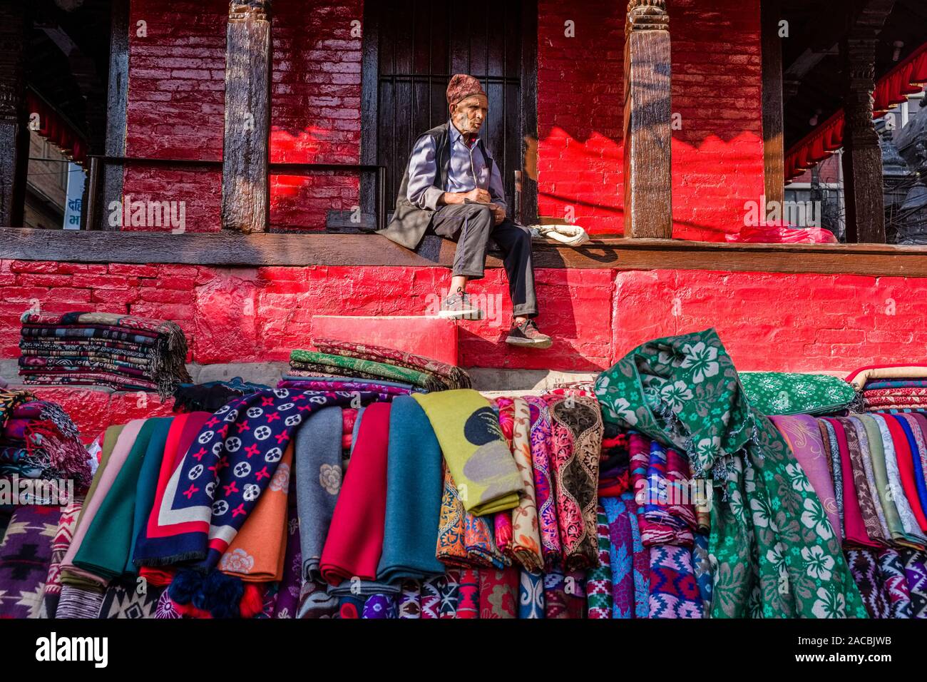 Vendeur de rue, la vente de vêtements et de tissus au marché local Banque D'Images