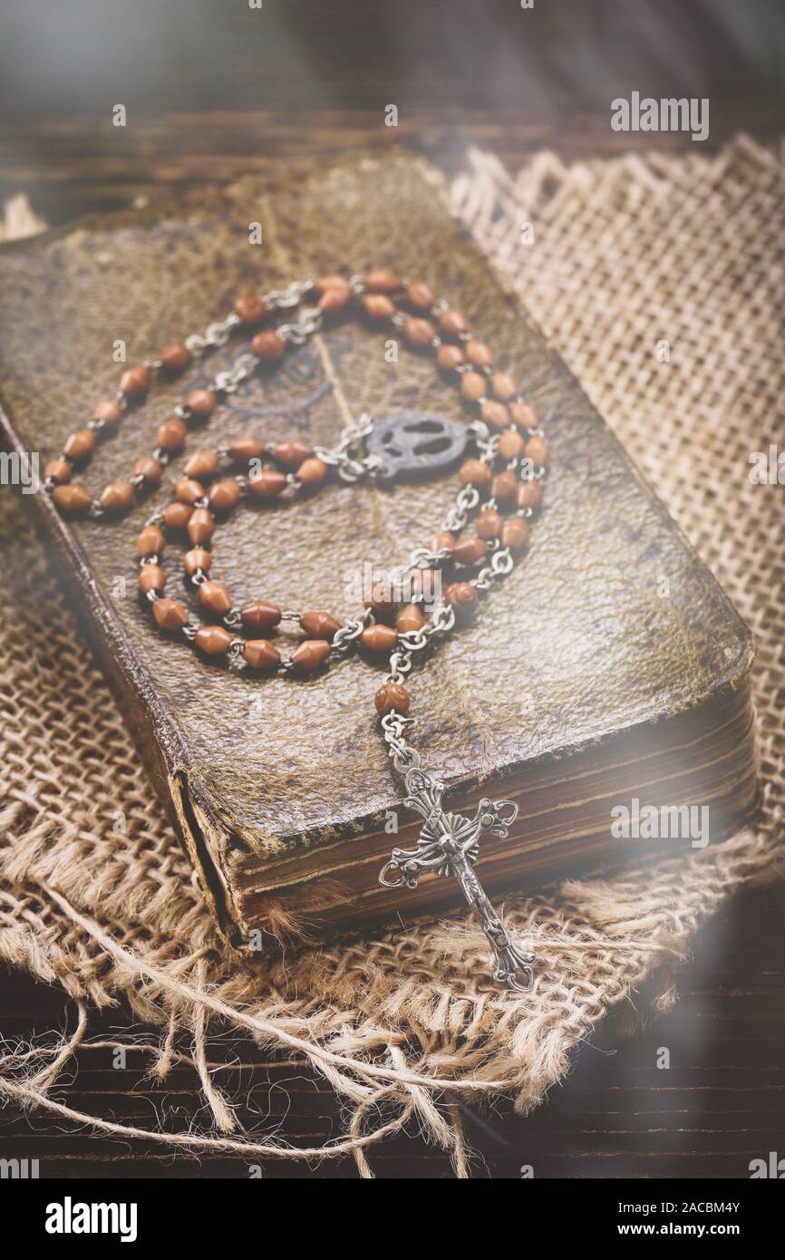 Rosaire sur un vieux livre de prières vintage Banque D'Images