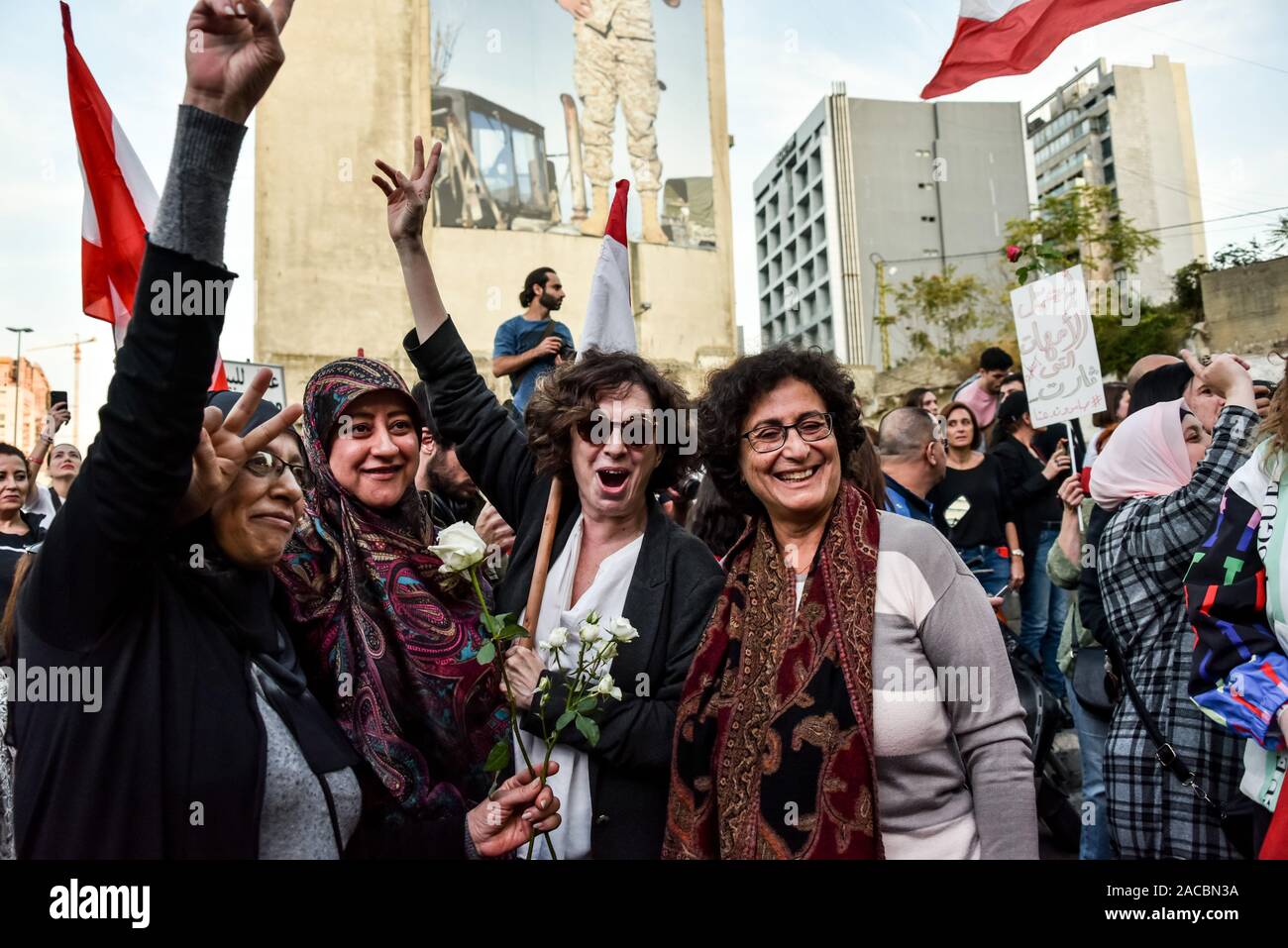 Au milieu des tensions sectaires croissantes en protestation contre le Liban, en proie à des mères le neighburhood chiite musulmane de Khandaq à Beyrouth a appelé à "un rassemblement de l'amour en signe de protestation contre la tentative de diviser et créer la peur entre les enfants d'un seul peuple". Ils ont été rejoints par les femmes de l'quartier chrétien d'Achrafieh et ont marché dans l'unité, portant des roses, brandissant le drapeau libanais et le chant de l'hymne national. Beyrouth, 30 Novembre 2019 Banque D'Images