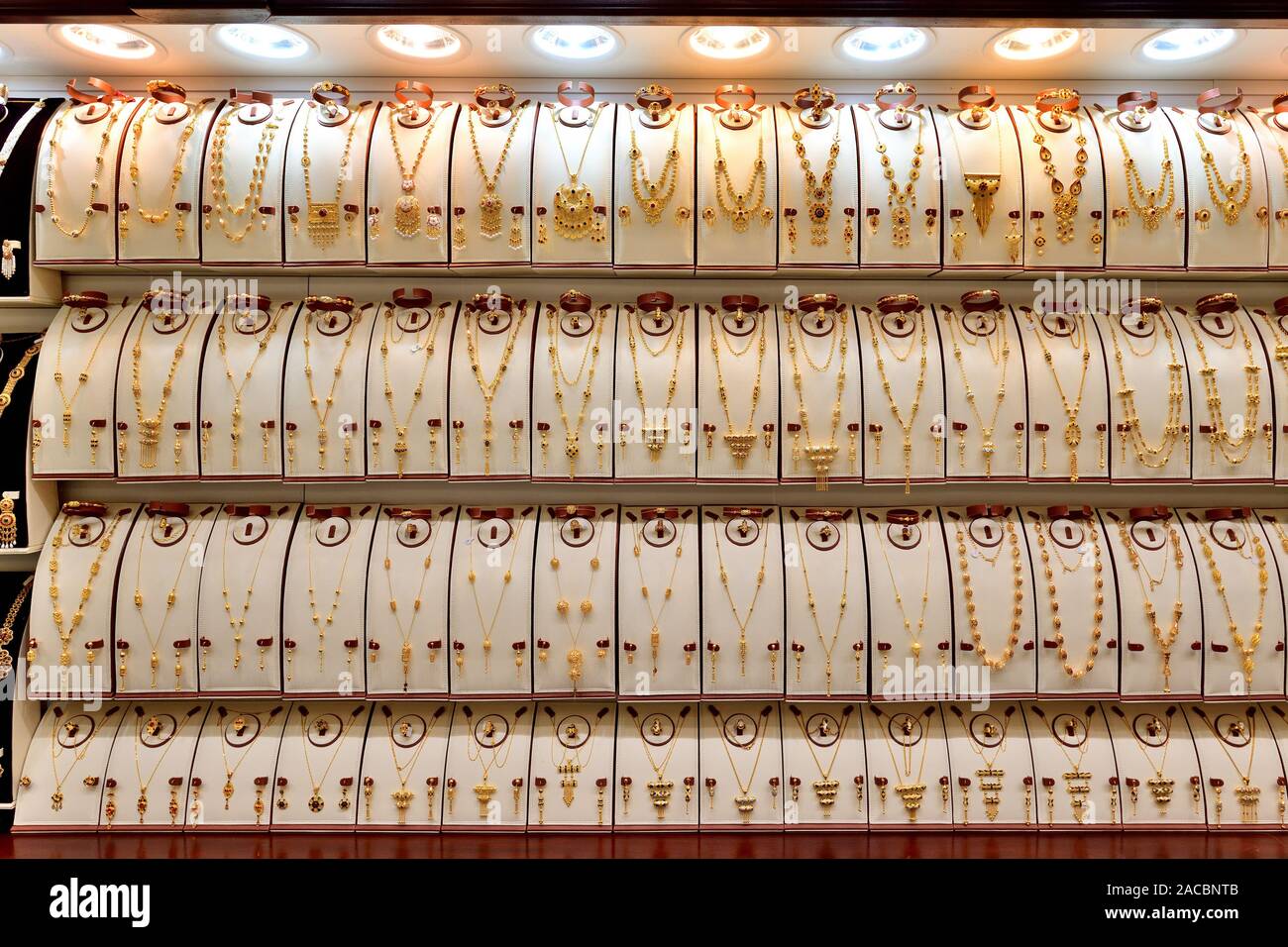 Doha, Qatar - novembre 21. 2019. Bijoux chers dans une vitrine - souq d'or - grand magasin vendant des bijoux d'or très chers Banque D'Images