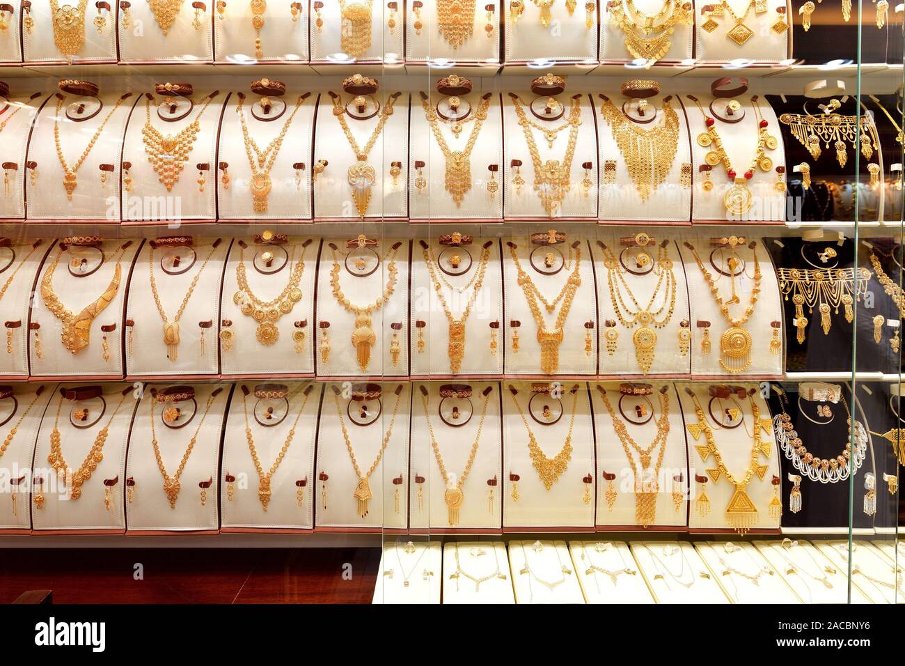 Doha, Qatar - novembre 21. 2019. Bijoux chers dans une vitrine - souq d'or - grand magasin vendant des bijoux d'or très chers Banque D'Images