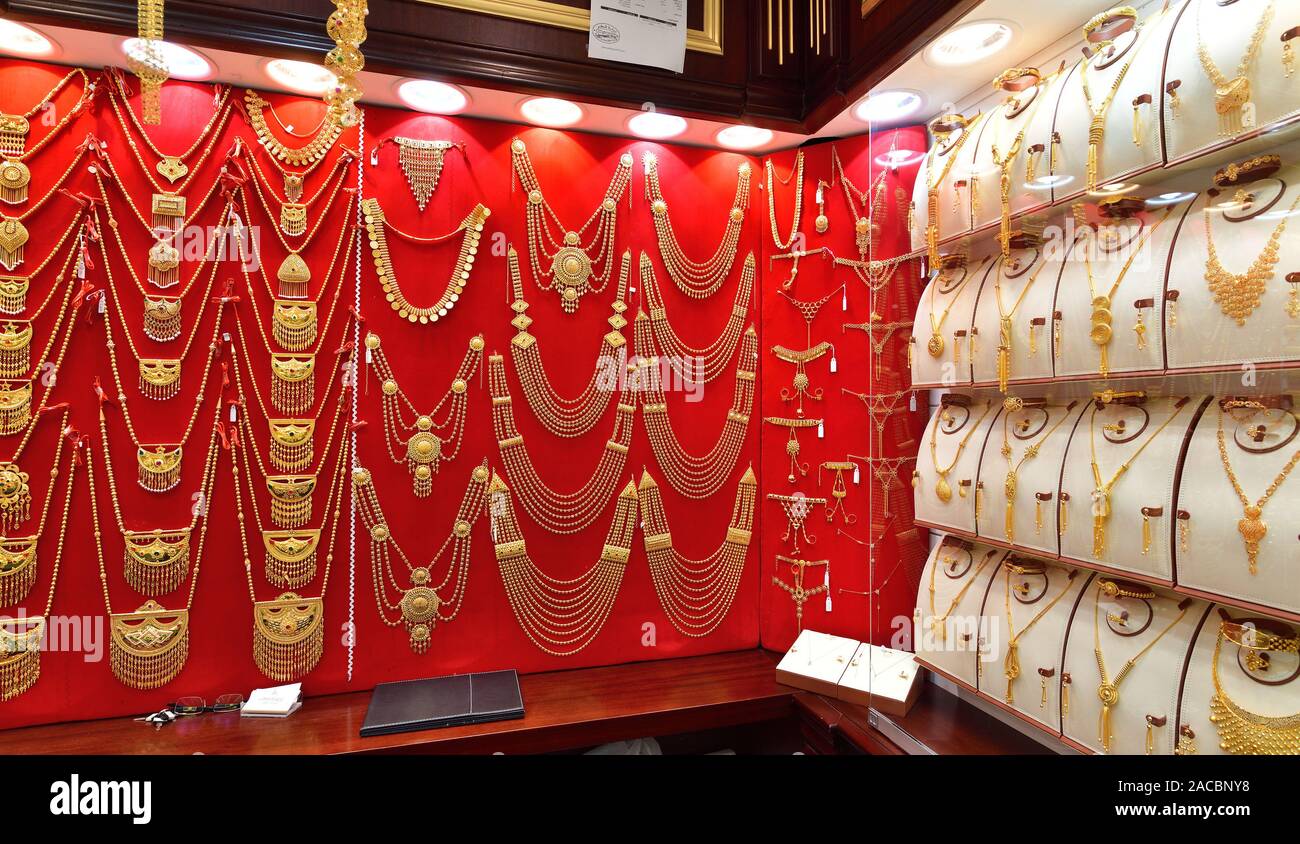 Doha, Qatar - novembre 21. 2019. Bijoux chers dans une vitrine - souq d'or - grand magasin vendant des bijoux d'or très chers Banque D'Images