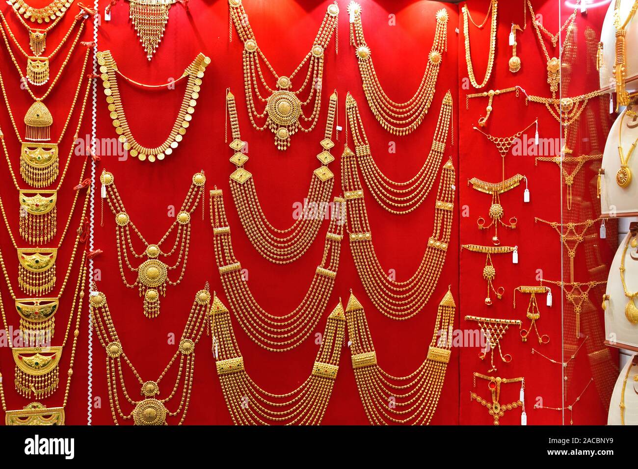 Doha, Qatar - novembre 21. 2019. Bijoux chers dans une vitrine - souq d'or - grand magasin vendant des bijoux d'or très chers Banque D'Images