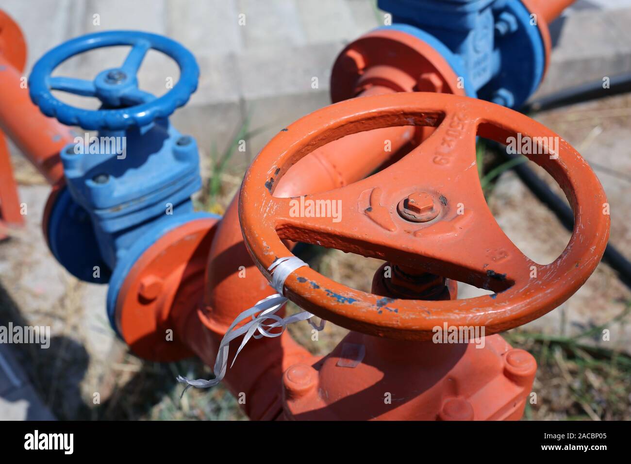 De couleur orange et bleu et orange avec de gros tuyaux d'eau bleu d'air. Sur cette photo vous pouvez voir tuyaux colorés peints et les évents dans un gros plan. Banque D'Images