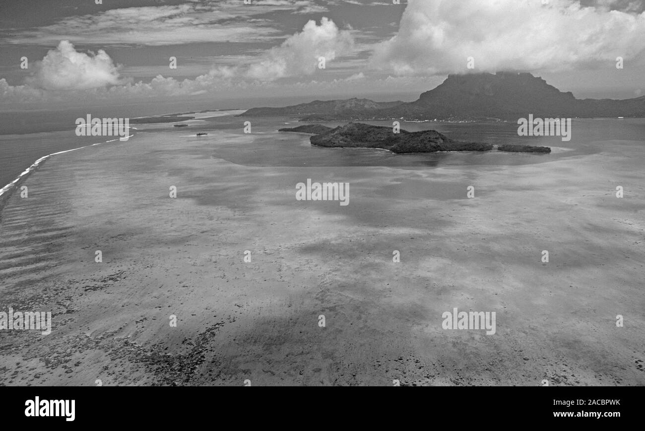 Polynésie française : le vol en hélicoptère à partir de l'île de Bora Bora montre la belle lagune Banque D'Images