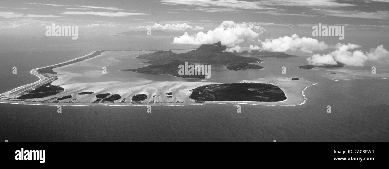 Polynésie française : le vol en hélicoptère et l'île de Bora Bora airshot montre la belle lagune Banque D'Images