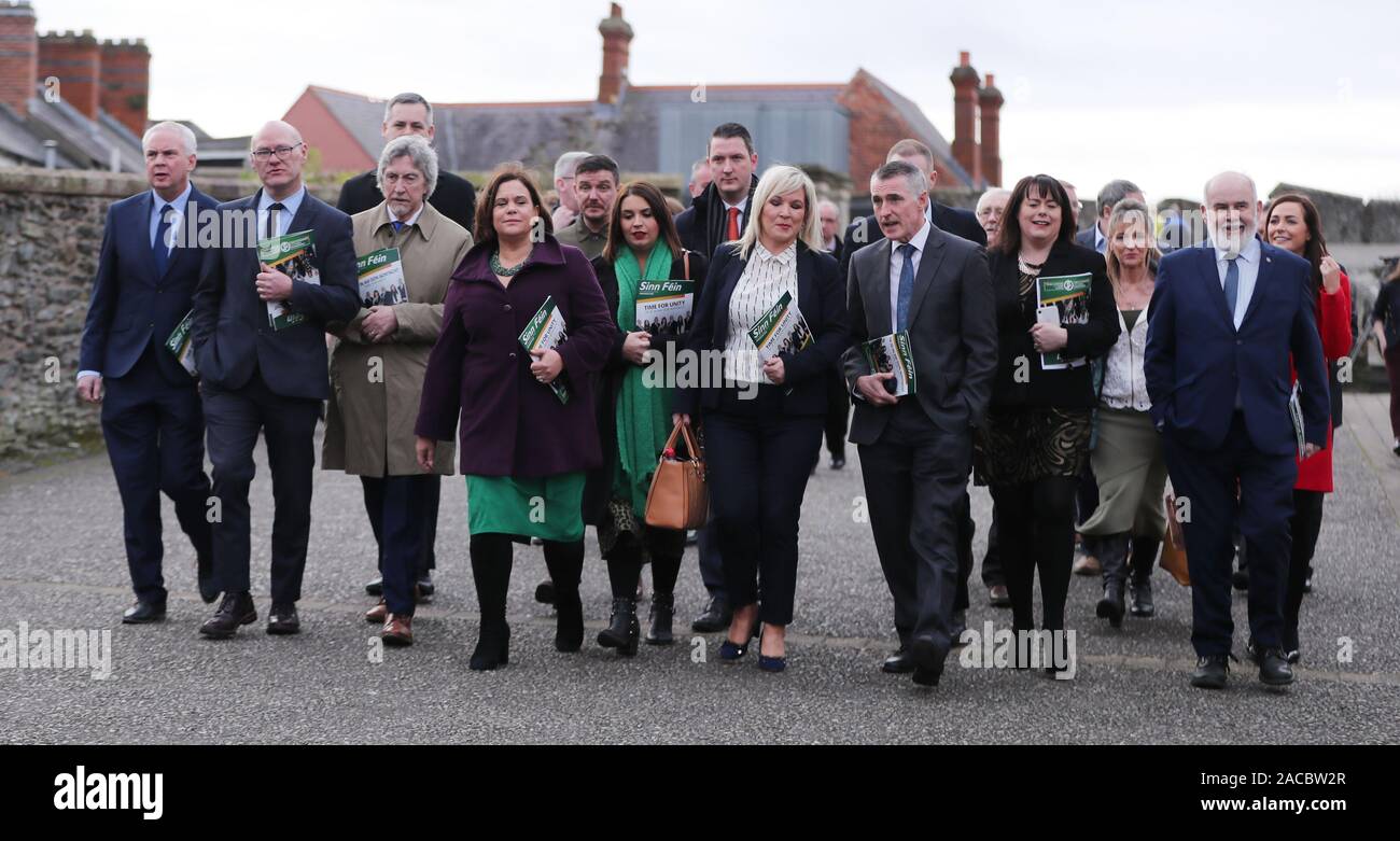 Les dirigeants du Sinn Fein Mary Lou McDonald (centre gauche) et Michellle O'Neill (centre droit) avec certains de leurs candidats aux élections générales, à l'occasion du lancement du manifeste du parti à la Playhouse Theatre à Londonderry. Banque D'Images