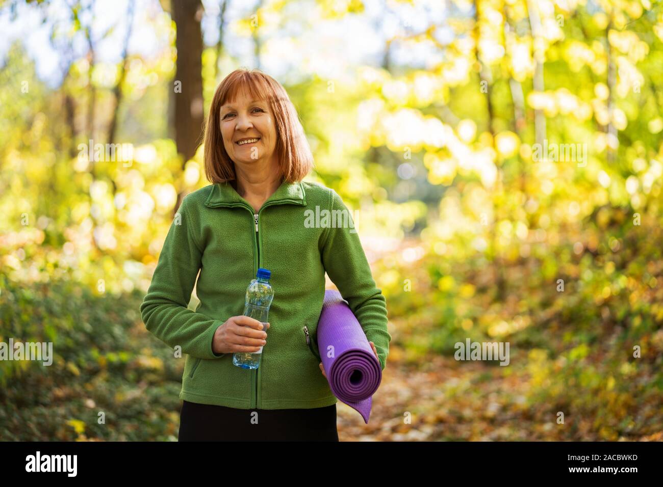 Happy senior femme est prête pour l'exercice en parc. Banque D'Images