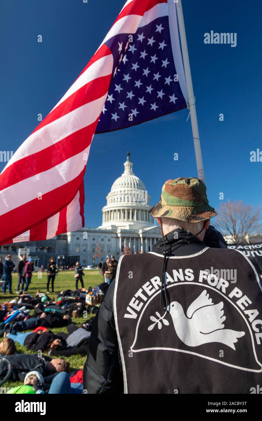 Washington, DC - Les jeunes activistes ont organisé une' au cours d'une 'funérailles pour Avenir" sur la colline du Capitole. Ils ont exigé que les gouvernements abordent la crise de Banque D'Images