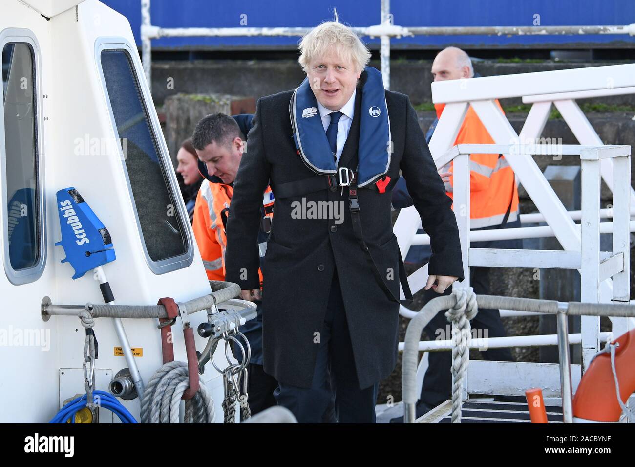 Premier ministre Boris Johnson lors d'une visite du port de Southampton, tandis que sur la campagne électorale générale trail. Banque D'Images