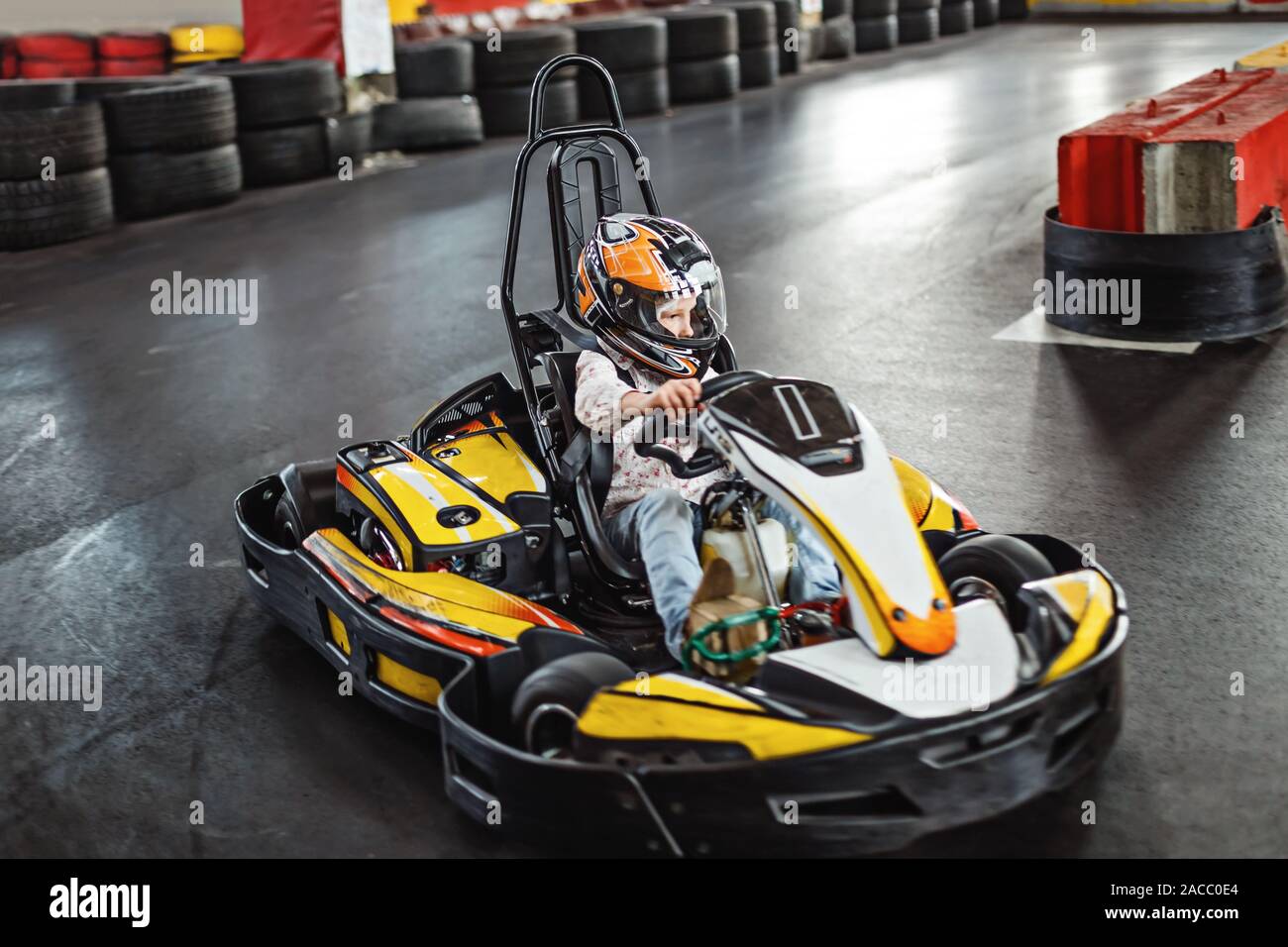 Des animations pour les enfants à l'intérieur. Girl driving go kart sur la piste. Mode de vie actif. Banque D'Images