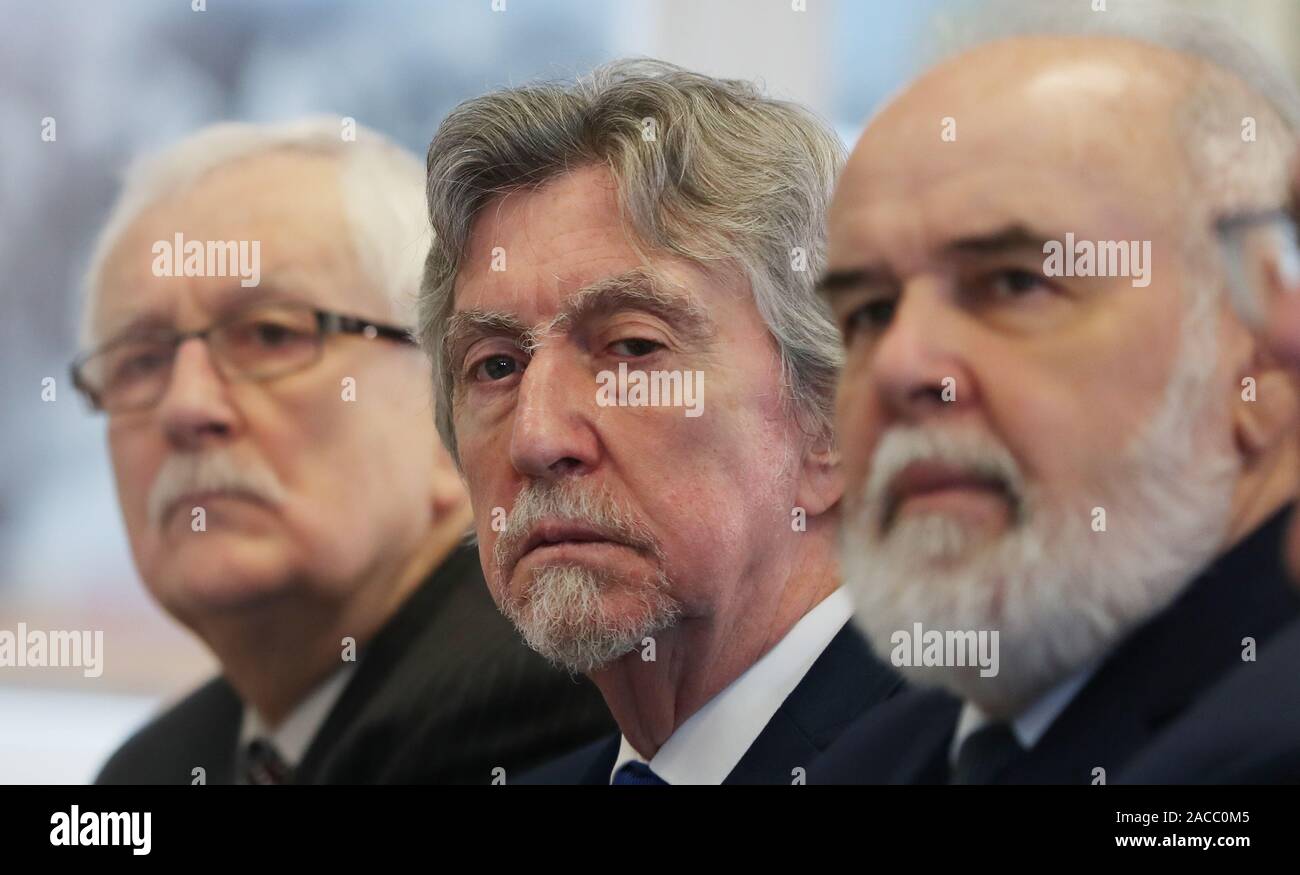 (De gauche à droite) le Sinn Fein candidats Oliver McMullan, Micky Brady et Francie Molloy, lors du lancement du manifeste du parti à la Playhouse Theatre à Londonderry. Banque D'Images